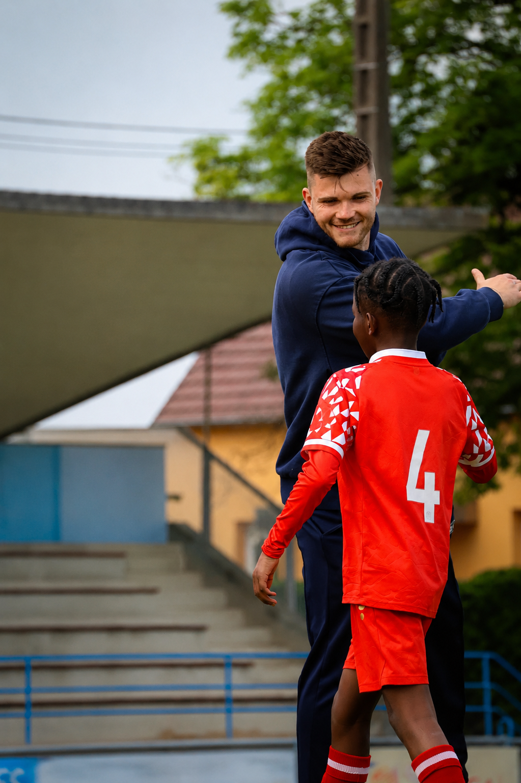 Jan Frey beim Fußballtraining mit Nachwuchsspielern
